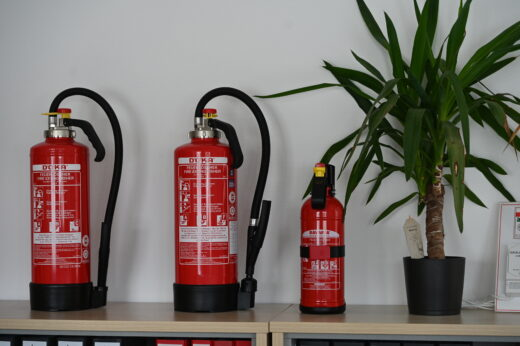 verschiedene Feuerlöscher auf einem Sideboard