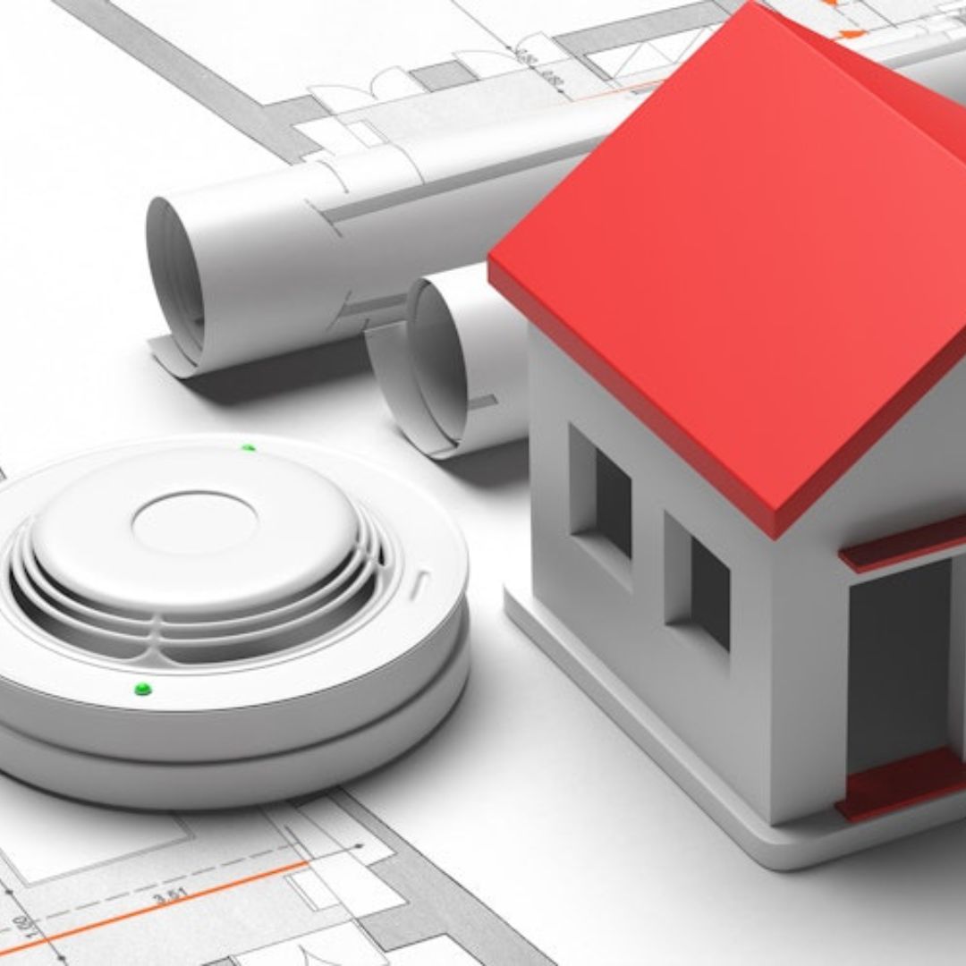 rauchwarnmelder auf plänen mit einem modellhaus