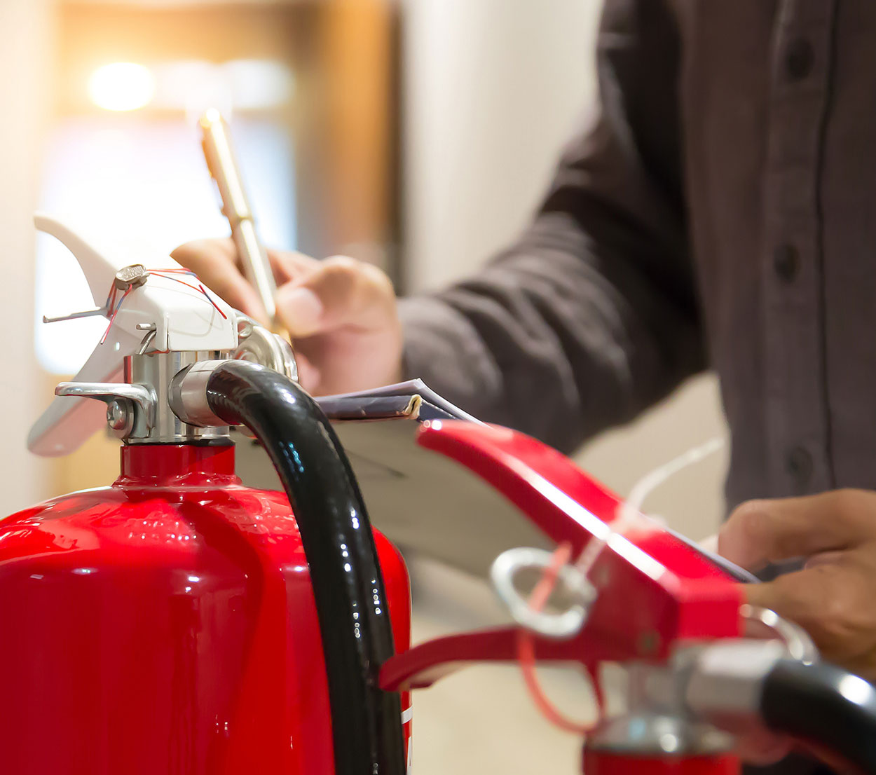Sachkundiger von Brandschutztechnik Meyer Hagen prüft einen Feuerlöscher