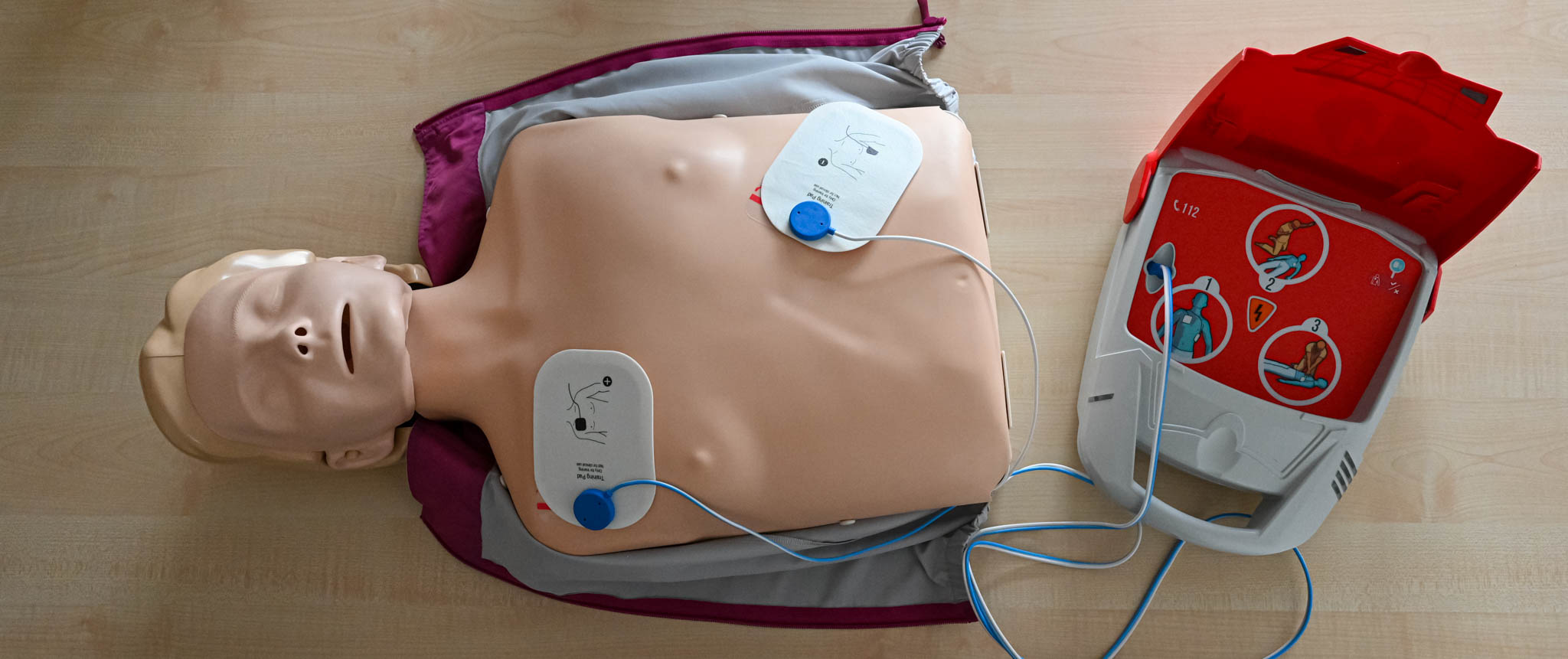 AED-Trainingsgerät mit Puppe, AED - Vertrieb und Schulung