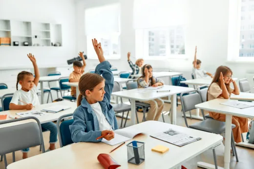 Schüler, die in einem Unterrichtsraum aufzeigen