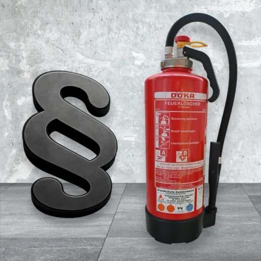 Fluorhaltige Feuerlöscher - Verbot von PFAS in Feuerlöschschäumen. Hier zu sehen ein Paragraphenzeichen und ein Feuerwehlöscher